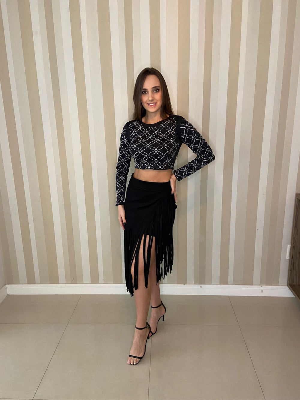 Blusa Cropped manga longa com aplicações de Hot Fix