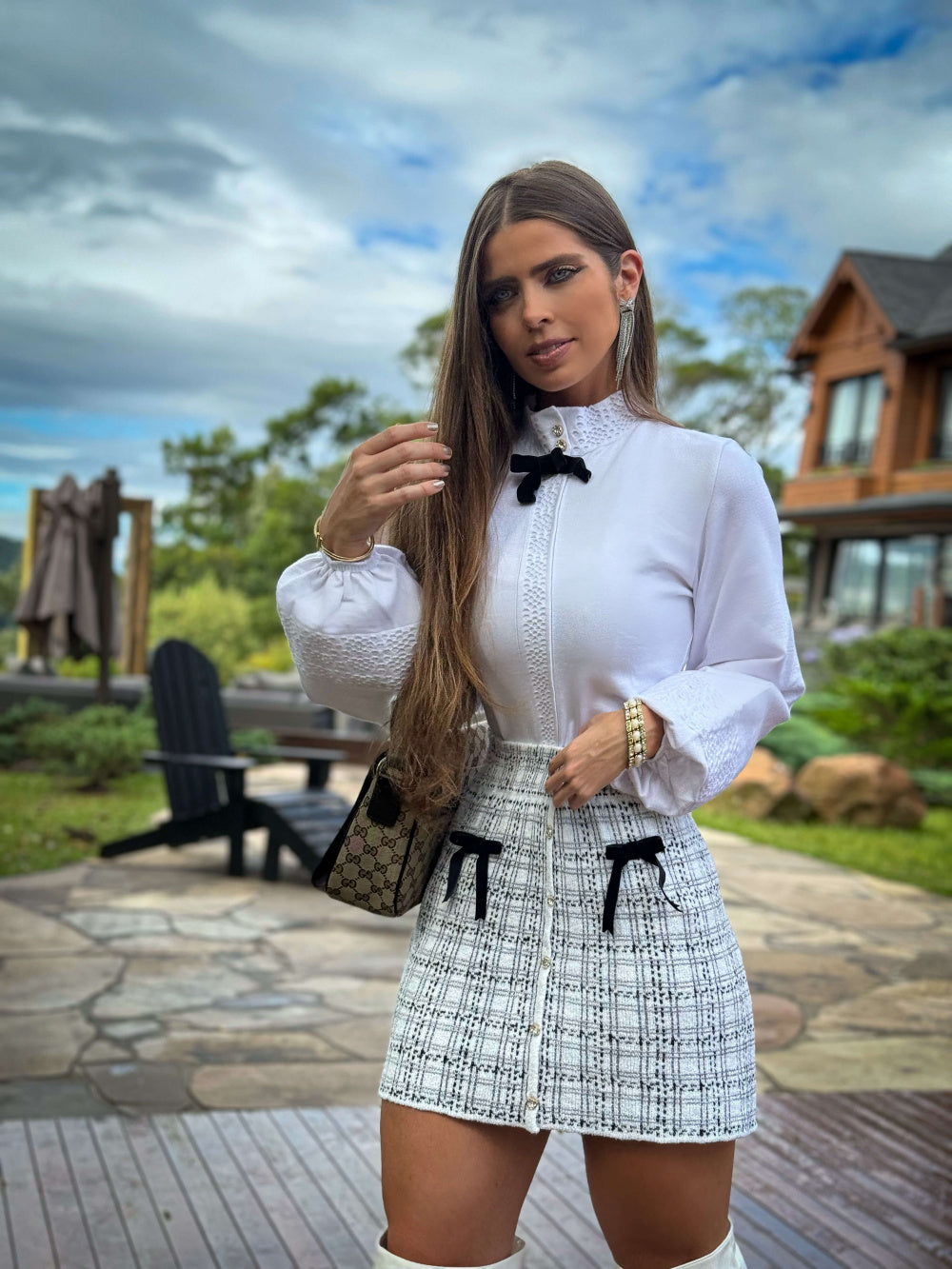 Blusa Tricot Detalhe de Laço e Botões Strass