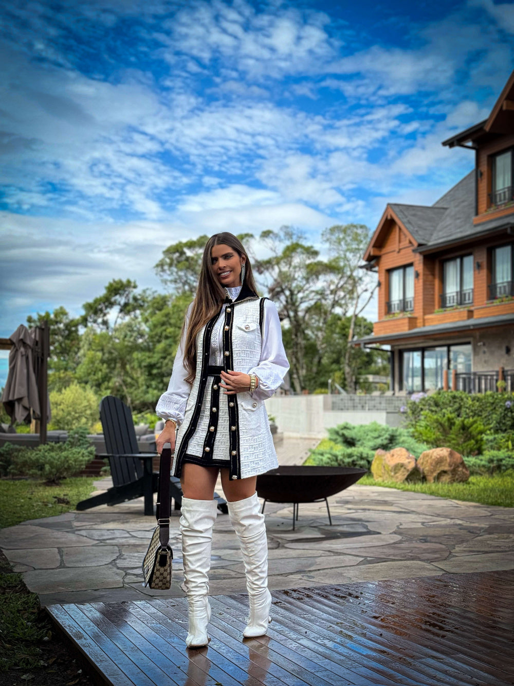 Blusa Tricot Detalhe de Laço e Botões Strass