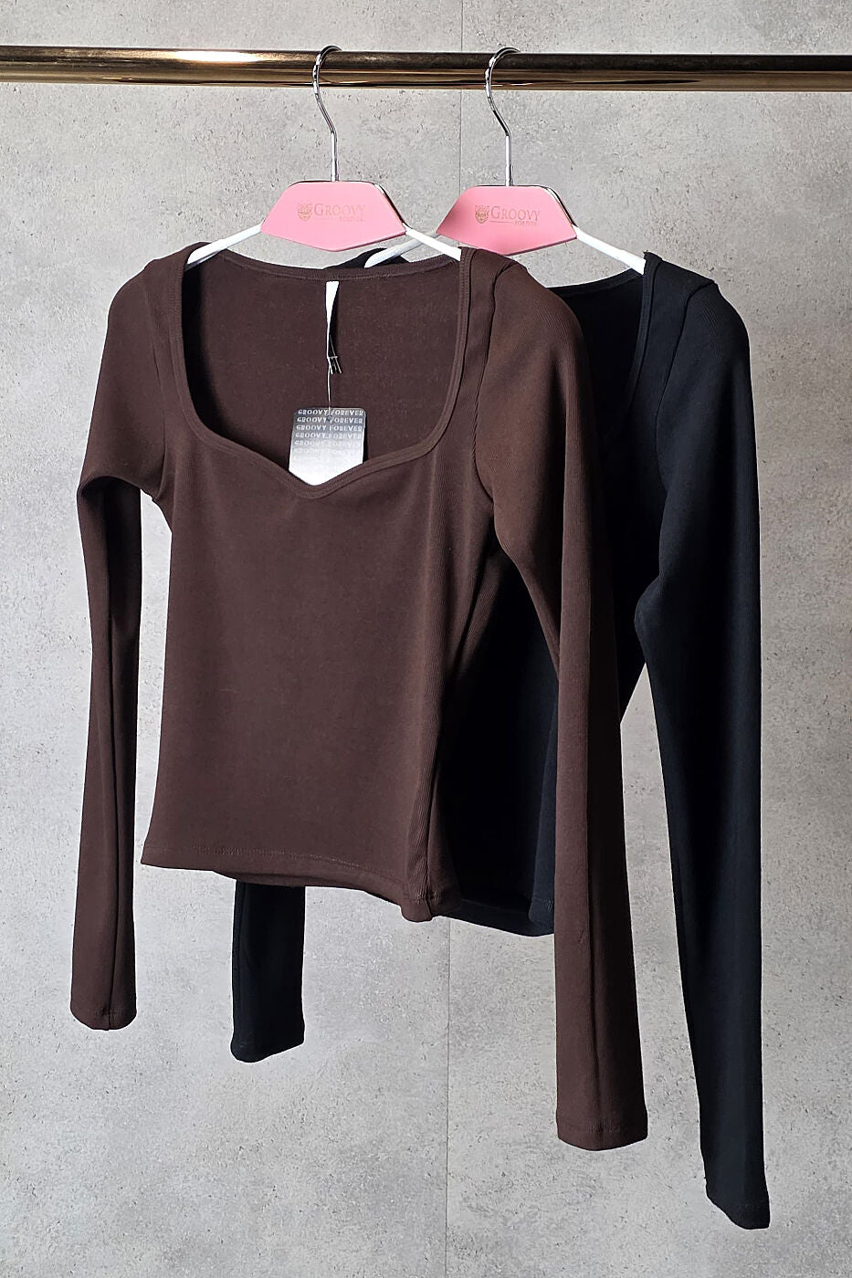 Blusa Canelada Preta Manga Longa Decote Reto Elegante Groovy