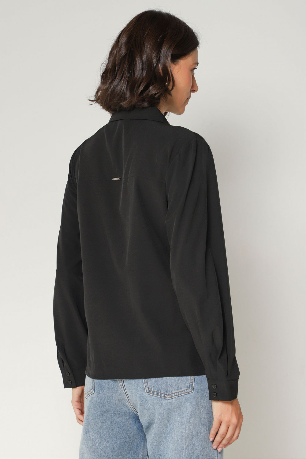 Camisa social manga longa com detalhes de franjas em Strass