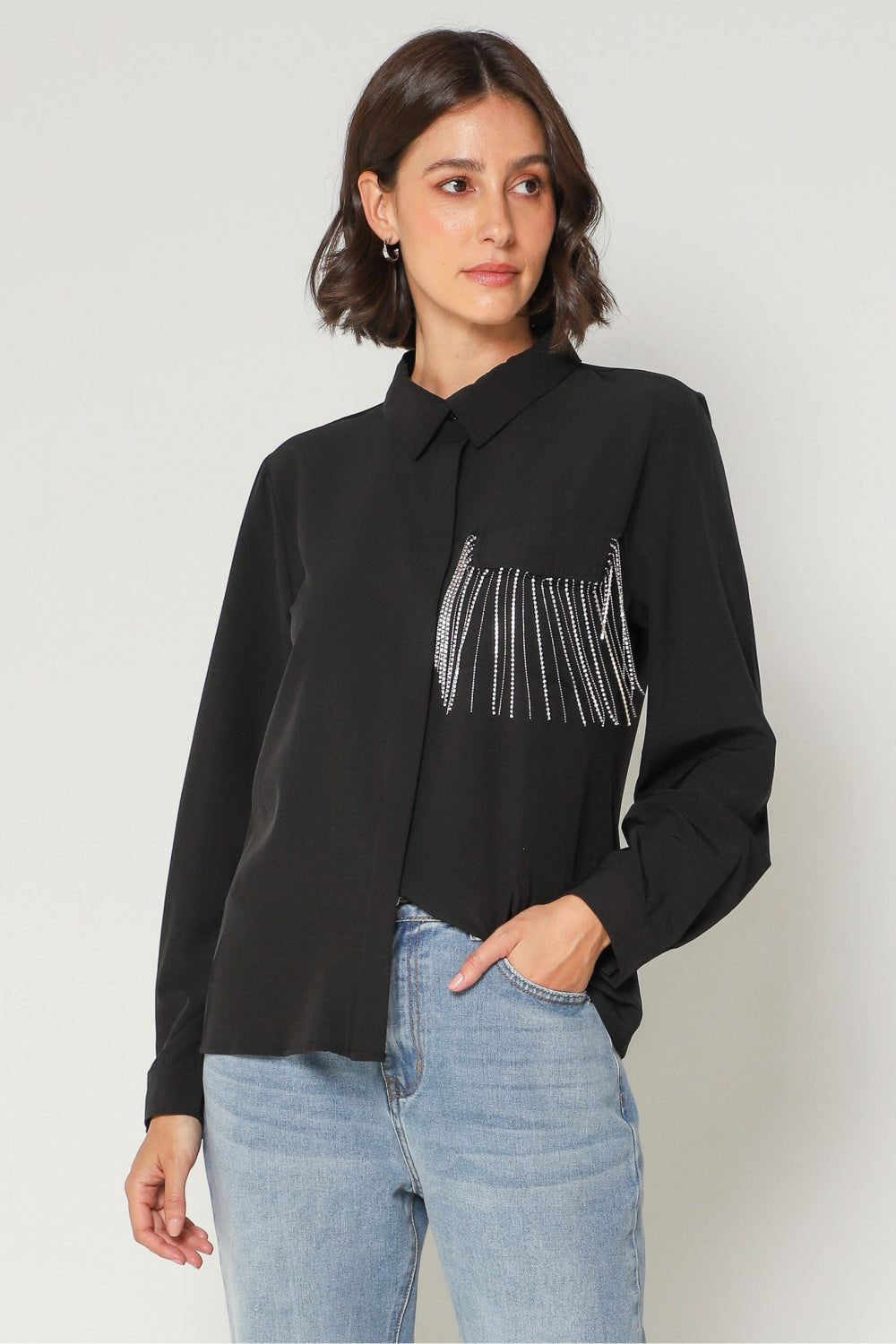 Camisa social manga longa com detalhes de franjas em Strass