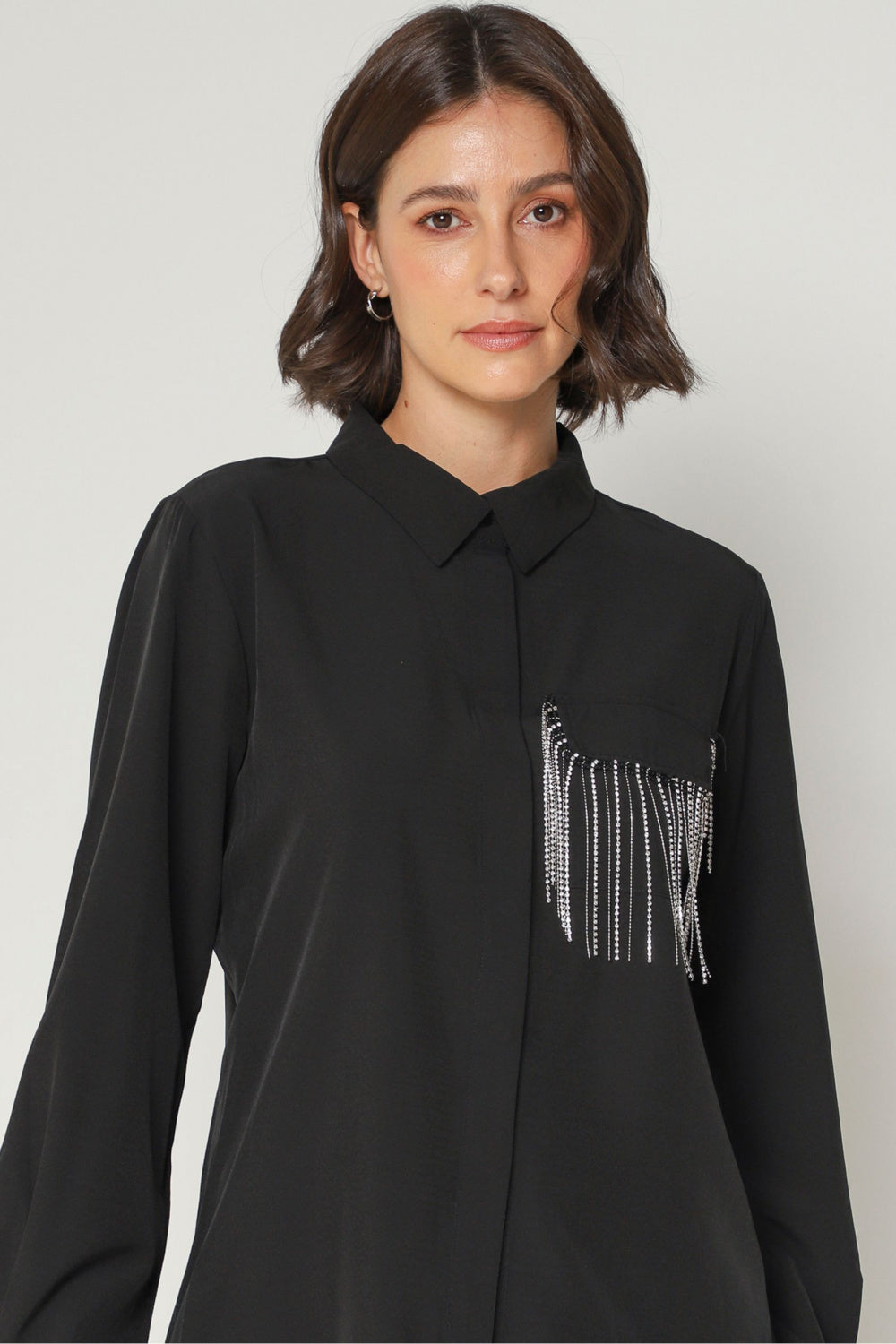 Camisa social manga longa com detalhes de franjas em Strass