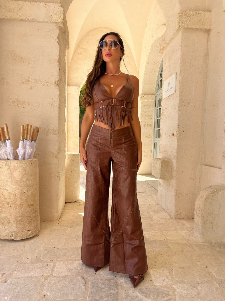 Conjunto Alpes em Couro de Viscose Marrom com Top de Franjas e Calça Reta