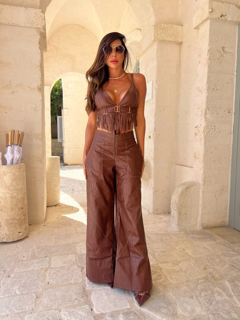 Conjunto Alpes em Couro de Viscose Marrom com Top de Franjas e Calça Reta