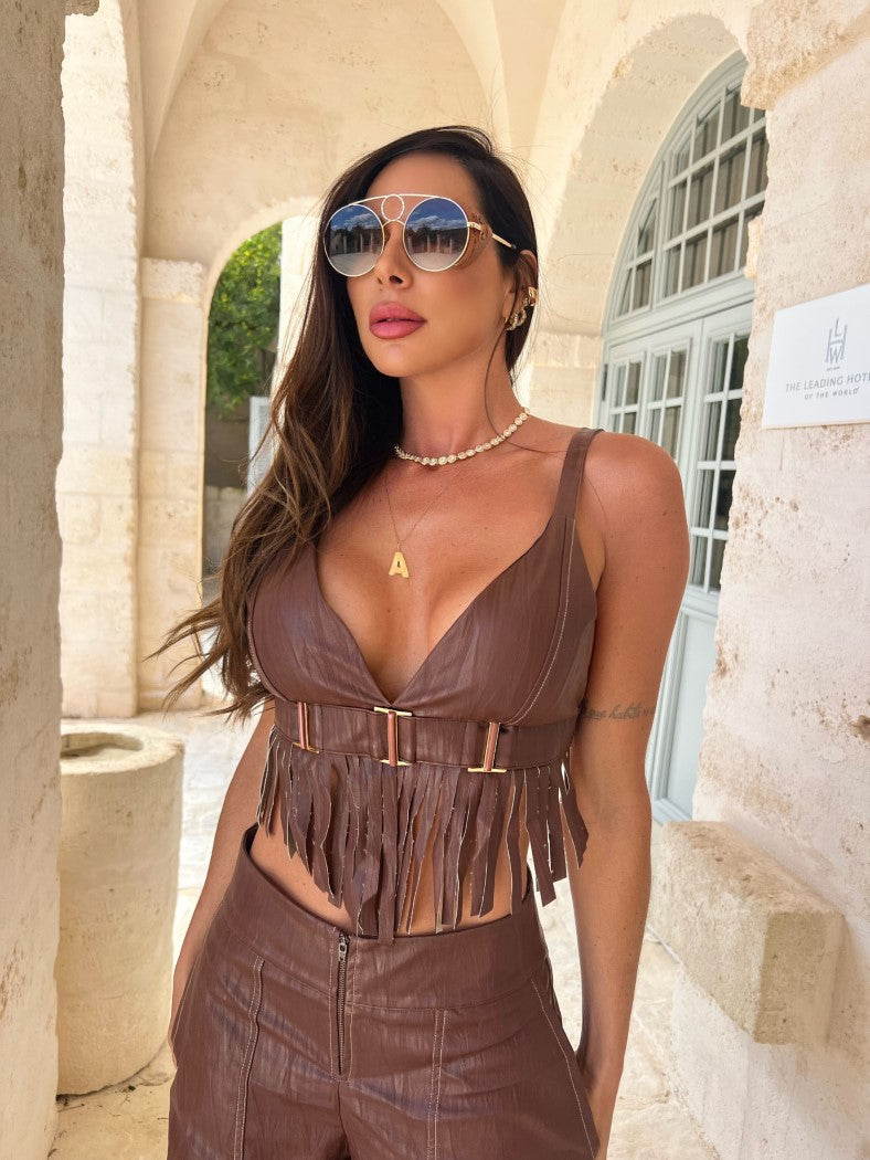 Conjunto Alpes em Couro de Viscose Marrom com Top de Franjas e Calça Reta