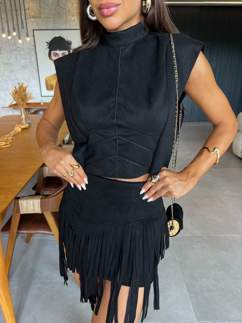 Conjunto Carter em Suede Preto com Cropped Estruturado e Saia com Franjas