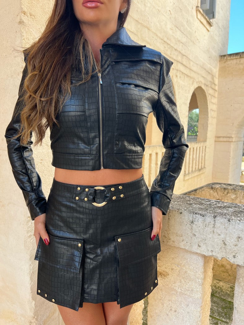 Conjunto Dolce em Couro P.U Textura Croco com Jaqueta Cropped e Saia Mini