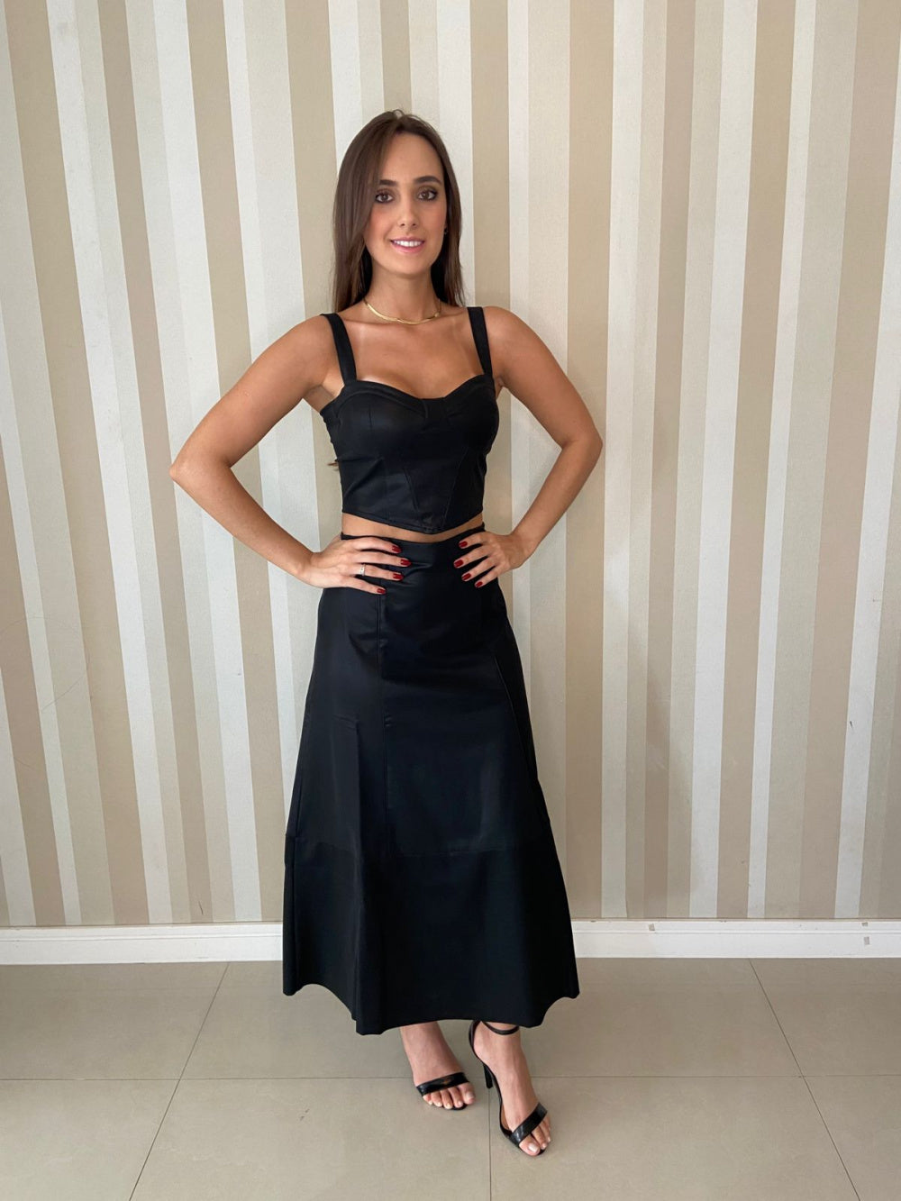 Cropped preto Lisa em Couro Ecológico - Flor linda