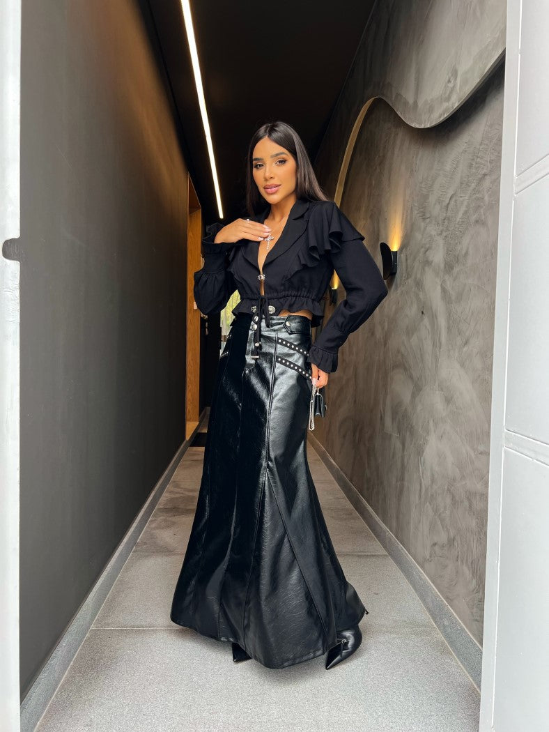 Bata Lazio em Alfaiataria Preta com Ombreiras e Mangas com Babado