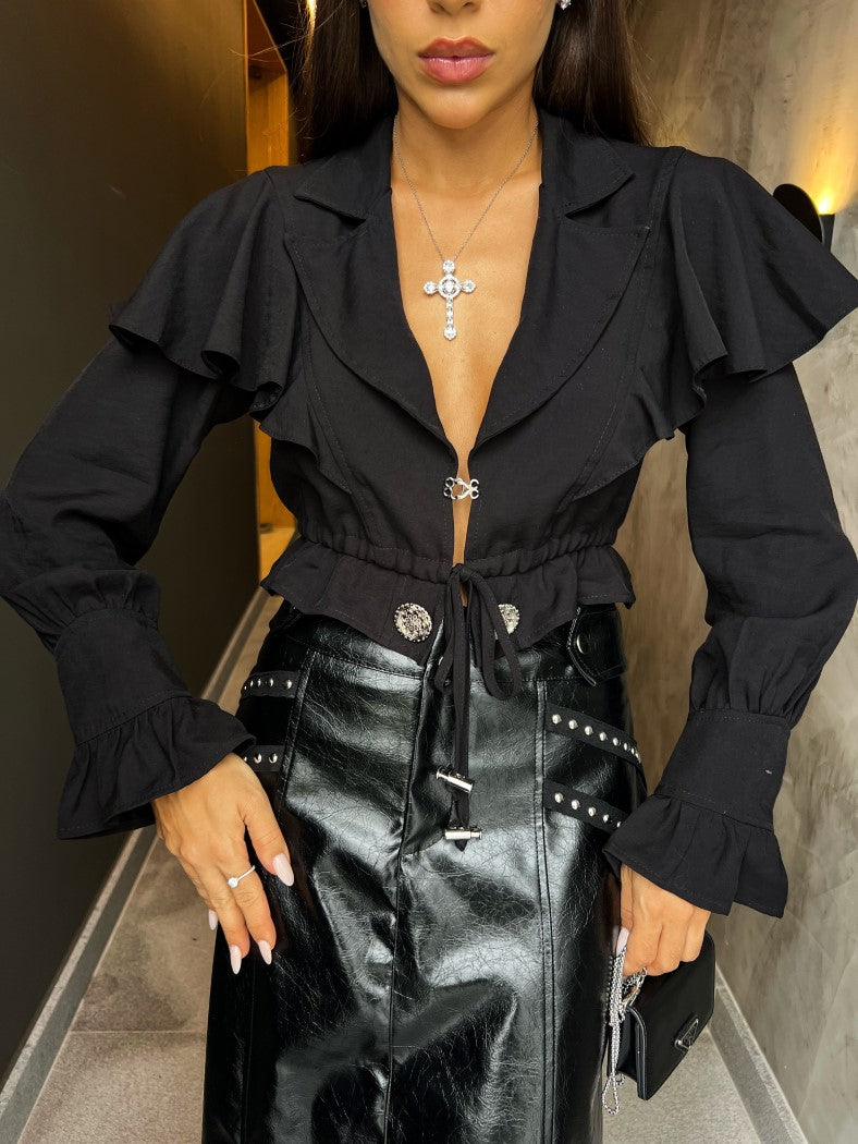 Bata Lazio em Alfaiataria Preta com Ombreiras e Mangas com Babado