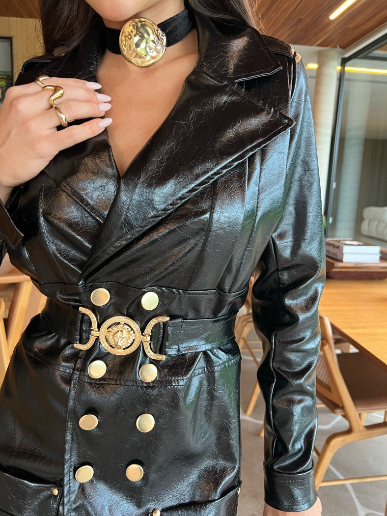 Maxi Coat Lido Preto Brilhoso com Cinto Medalhão e Botões Dourados