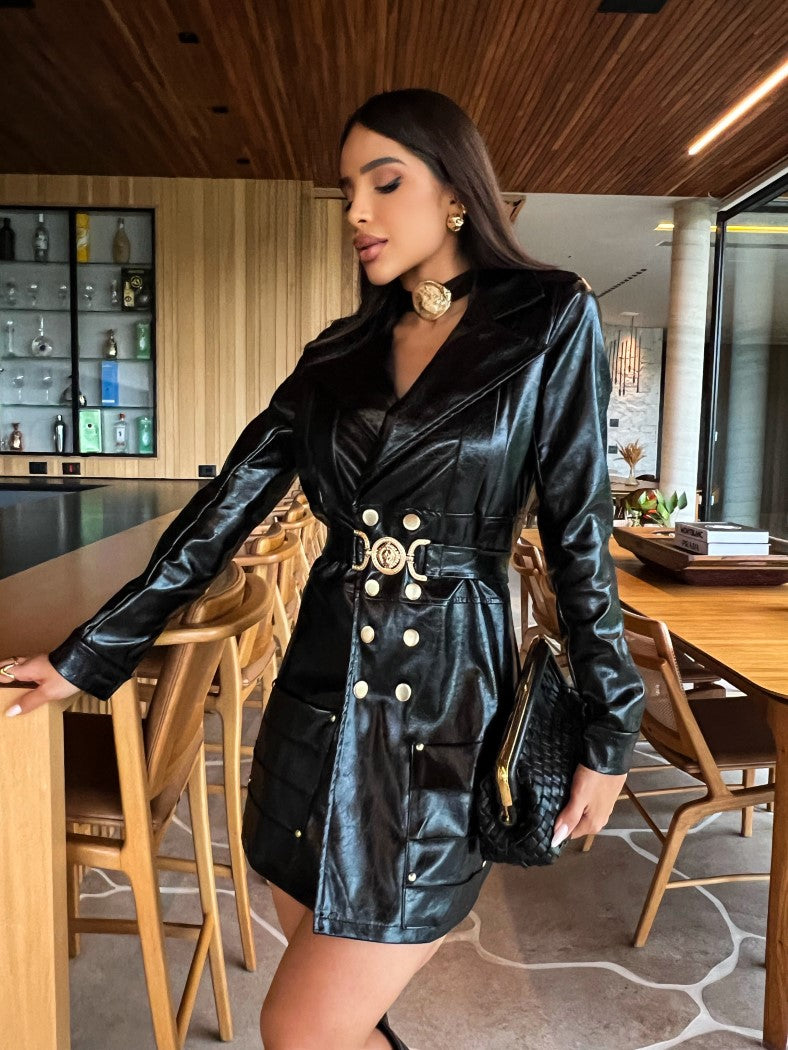 Maxi Coat Lido Preto Brilhoso com Cinto Medalhão e Botões Dourados