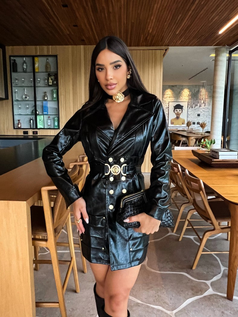 Maxi Coat Lido Preto Brilhoso com Cinto Medalhão e Botões Dourados