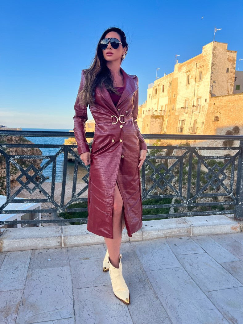 Maxi Coat Matera Vinho Croco com Cinto Dourado e Botões Frontais