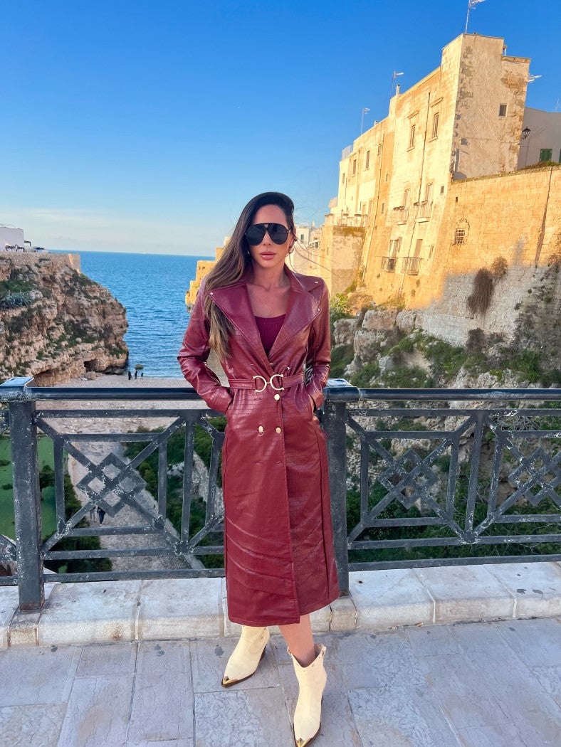 Maxi Coat Matera Vinho Croco com Cinto Dourado e Botões Frontais