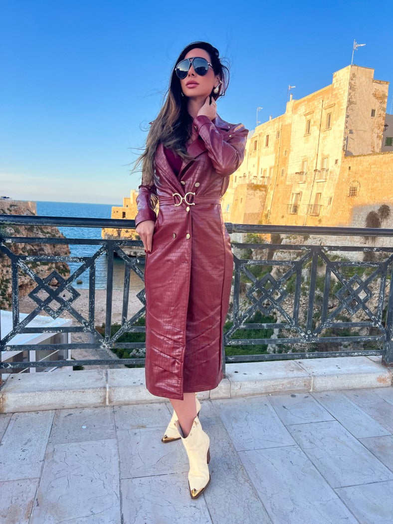 Maxi Coat Matera Vinho Croco com Cinto Dourado e Botões Frontais