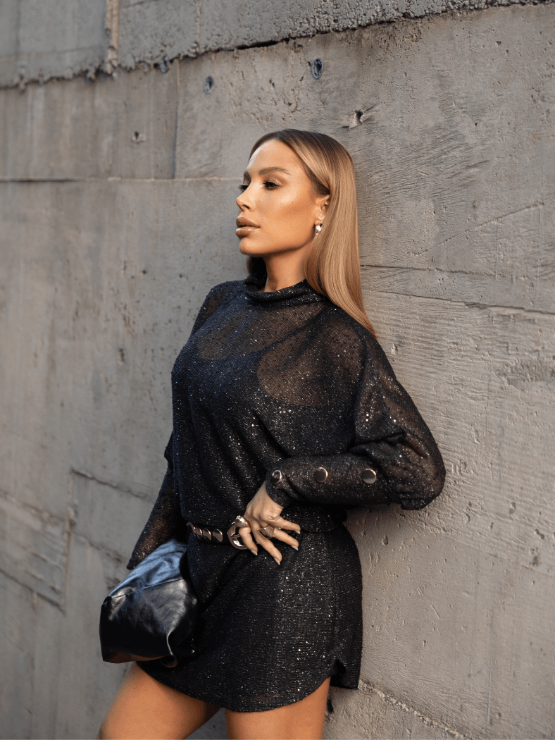 Mini Vestido Preto com Brilho e Detalhes Metálicos