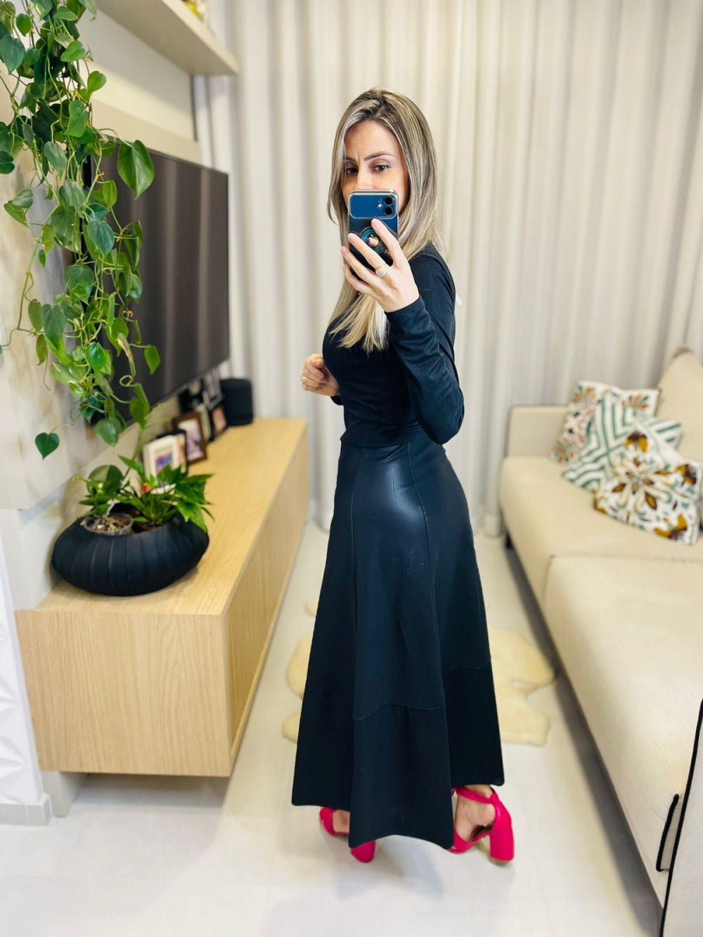 Saia midi Preta couro eco - Flor linda