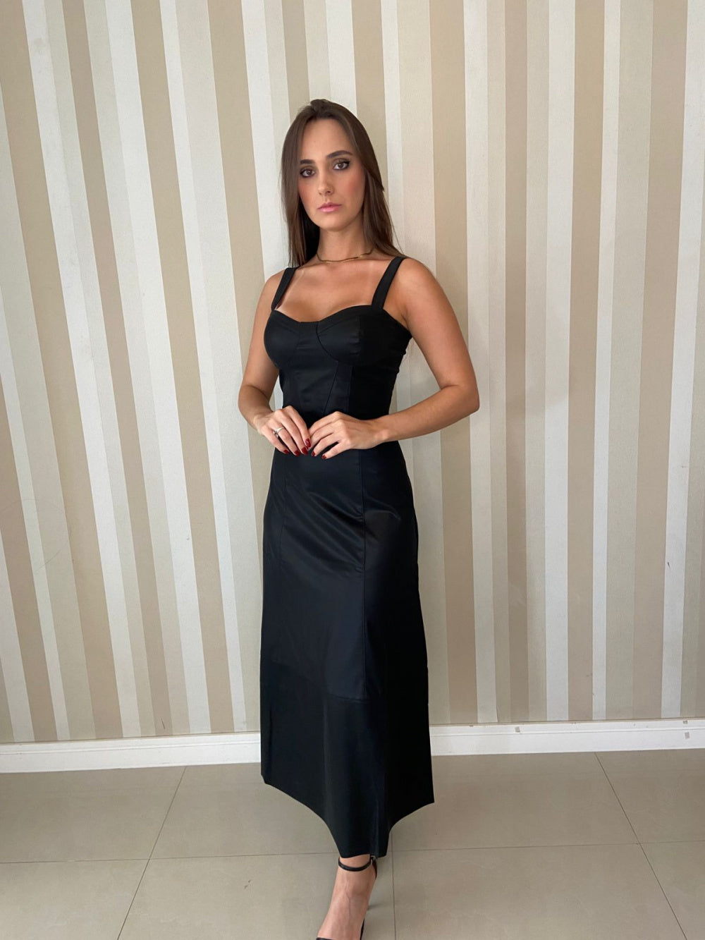 Saia midi Preta couro eco - Flor linda