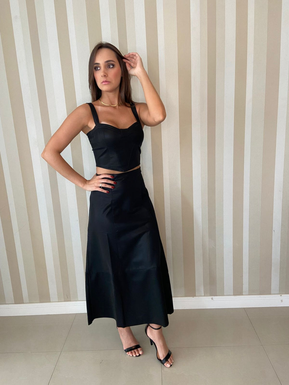 Saia midi Preta couro eco - Flor linda