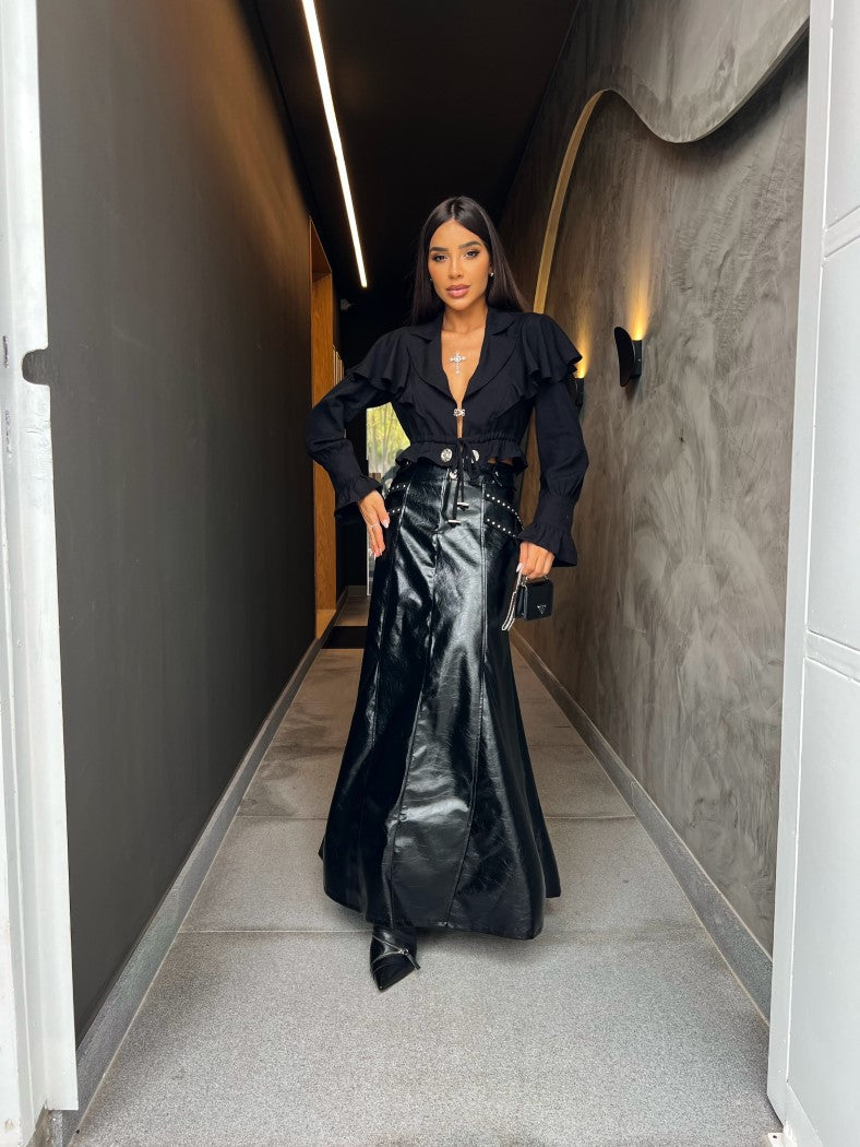 Saia Veneto Longa Reta em Couro P.U Preto com Detalhes em Rebites