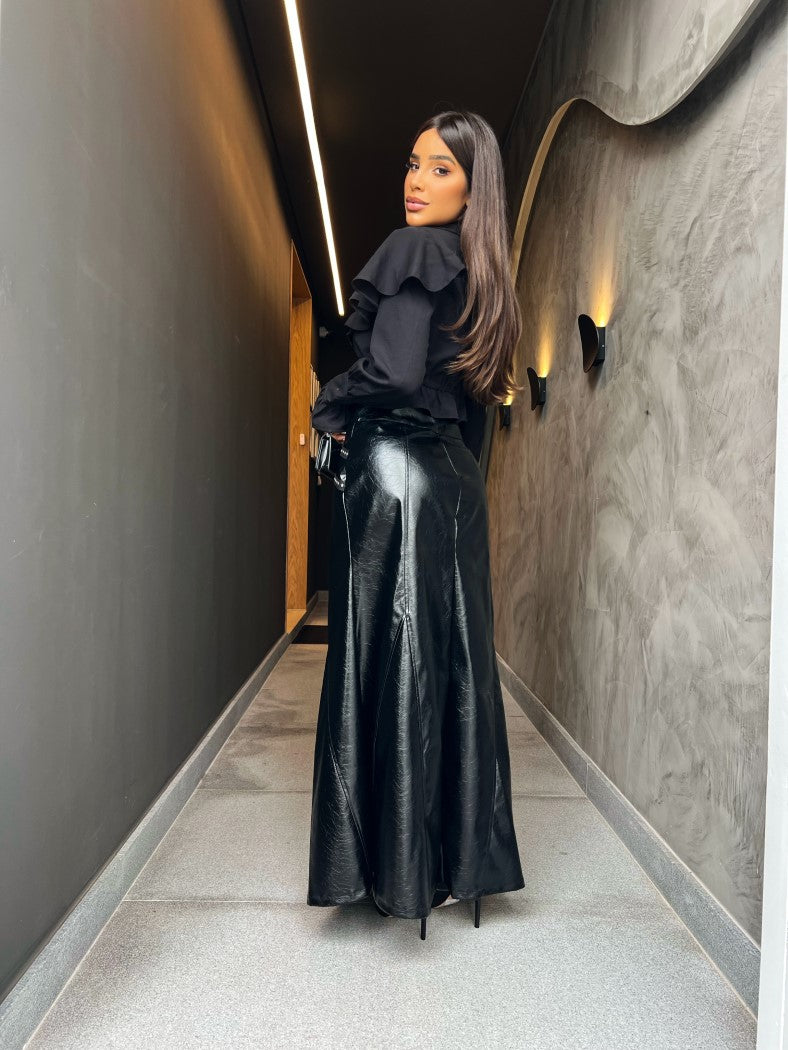 Saia Veneto Longa Reta em Couro P.U Preto com Detalhes em Rebites