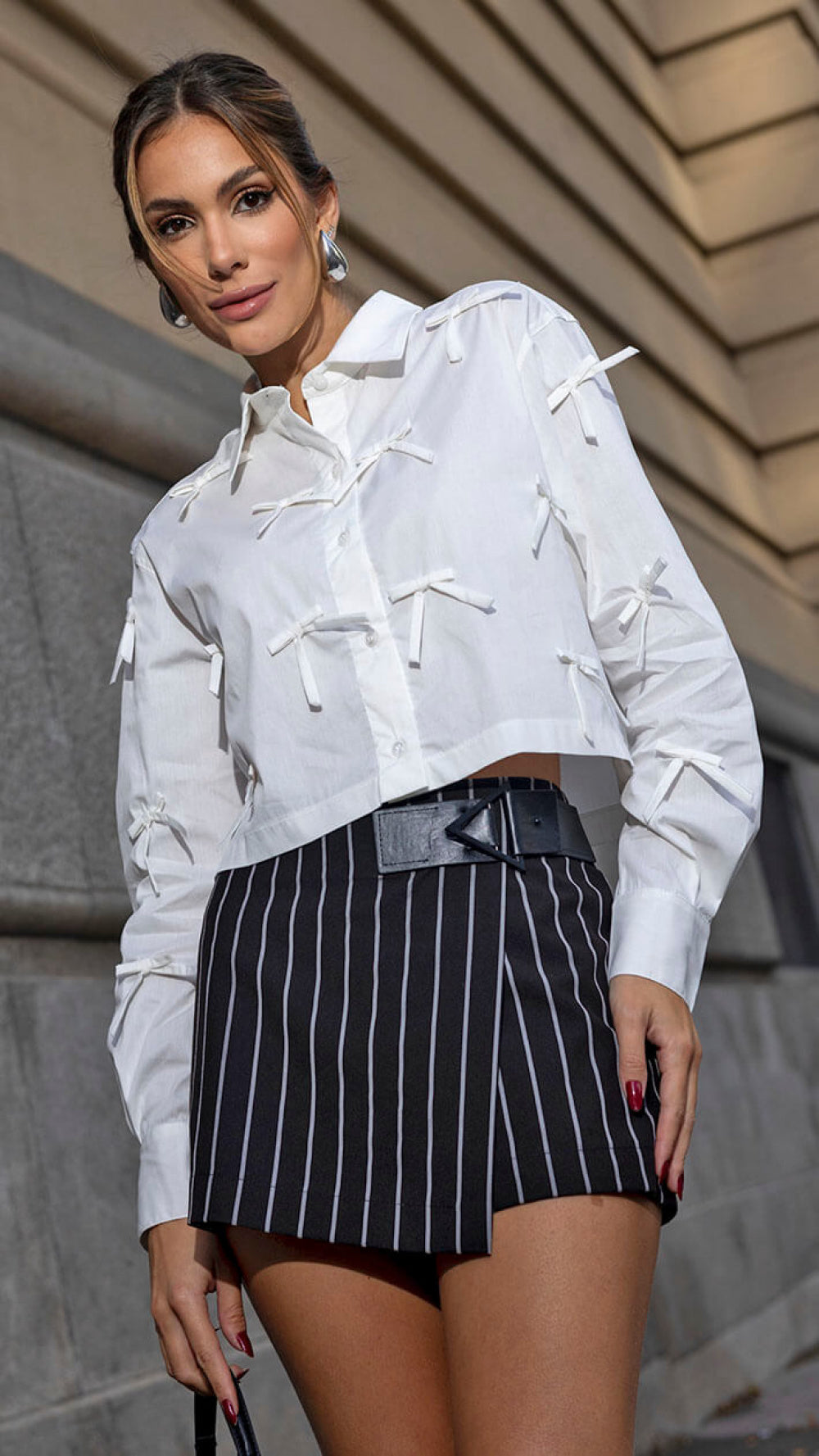 Shorts Saia risca de giz e detalhe de fivela