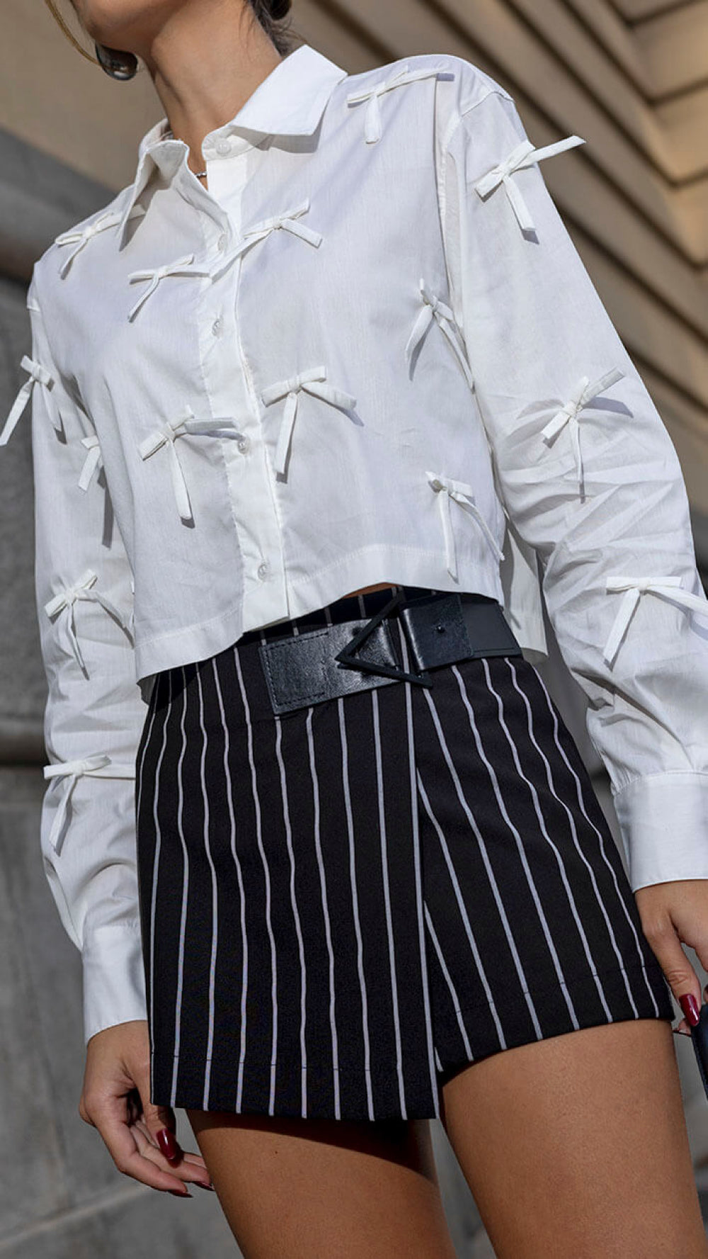 Shorts Saia risca de giz e detalhe de fivela