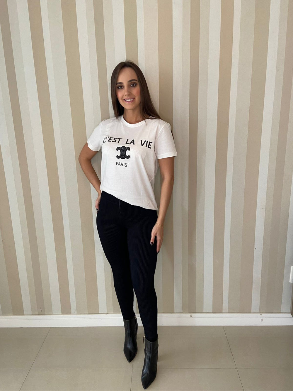 T-Shirt C'Esta La Vie Lov.it em Algodão Sustentável - Estampa em Alto Relevo e Detalhe Bordado