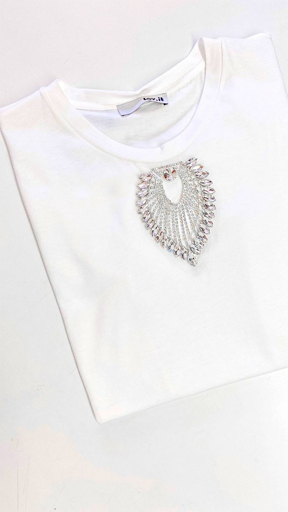 T-Shirt Off White Lov.it em algodão com vazado central e detalhe de strass e pedraria