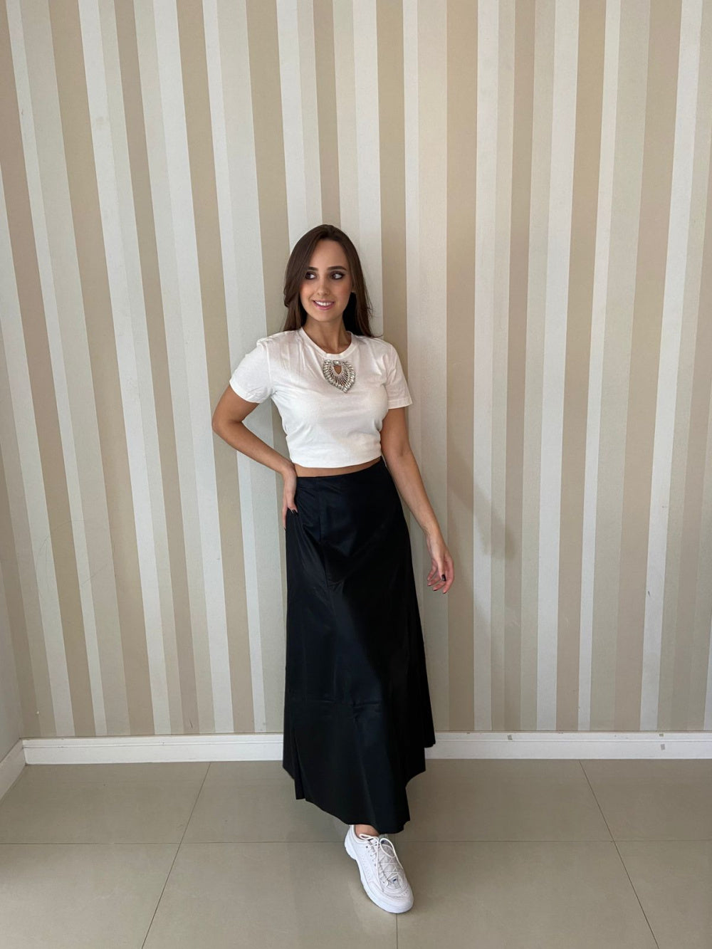 T-Shirt Off White Lov.it em algodão com vazado central e detalhe de strass e pedraria