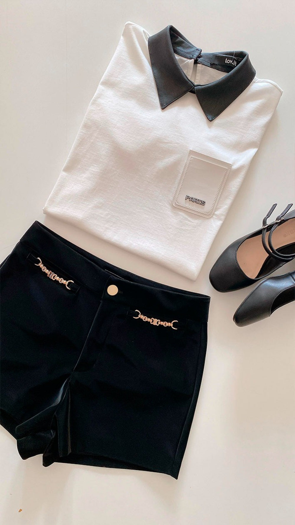 T-Shirt Polo Greta Lov.it em Algodão Sustentável com Detalhe em Couro e Bordado "Paris"