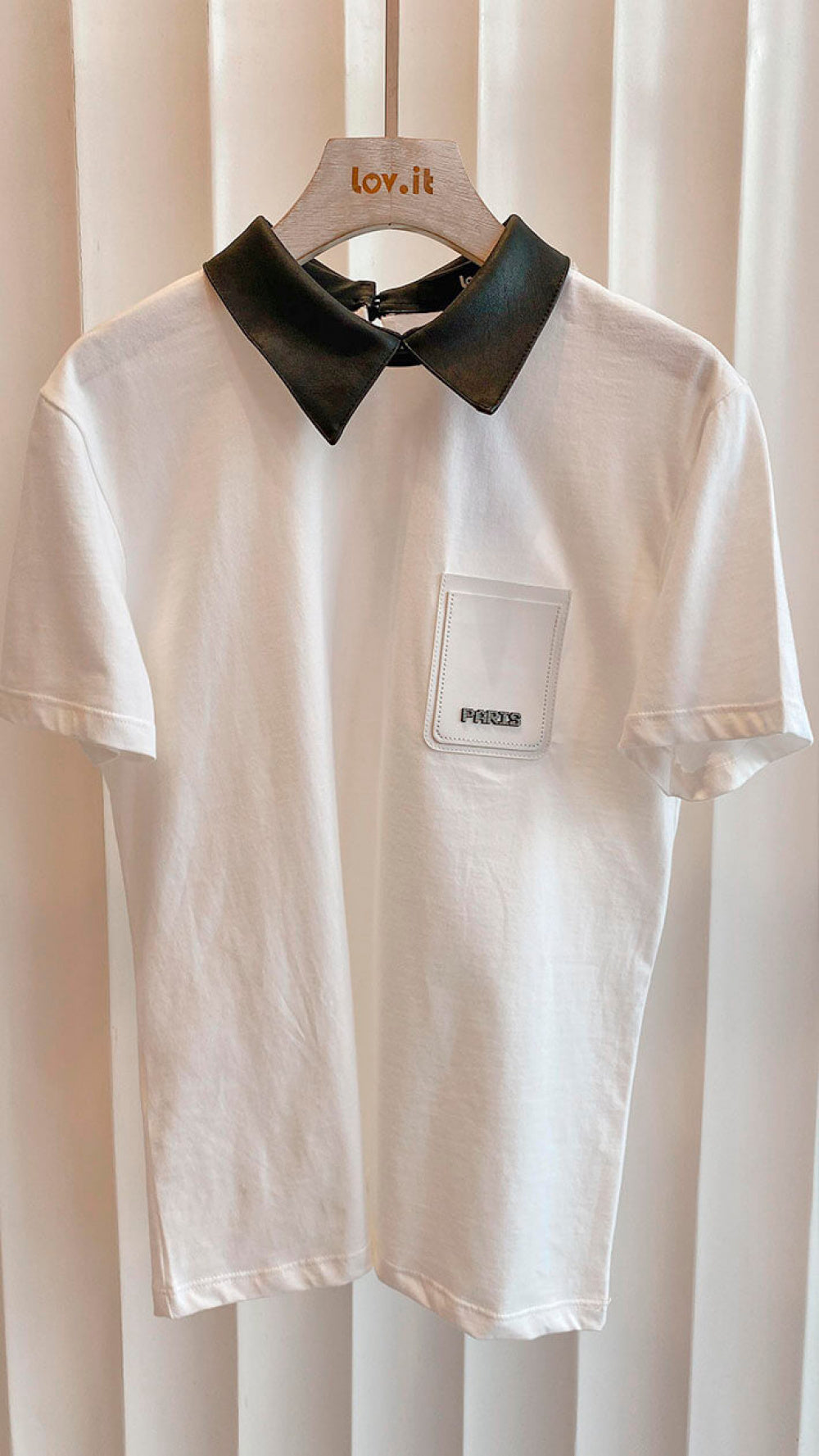 T-Shirt Polo Greta Lov.it em Algodão Sustentável com Detalhe em Couro e Bordado "Paris"