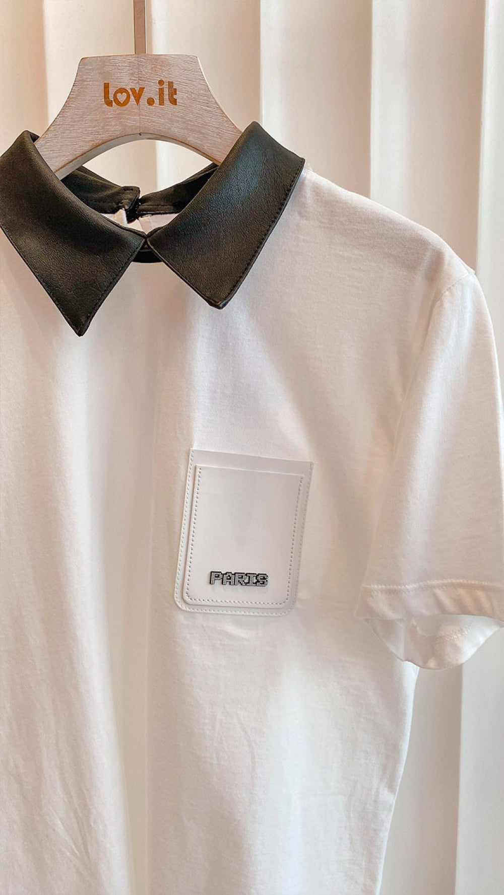 T-Shirt Polo Greta Lov.it em Algodão Sustentável com Detalhe em Couro e Bordado "Paris"