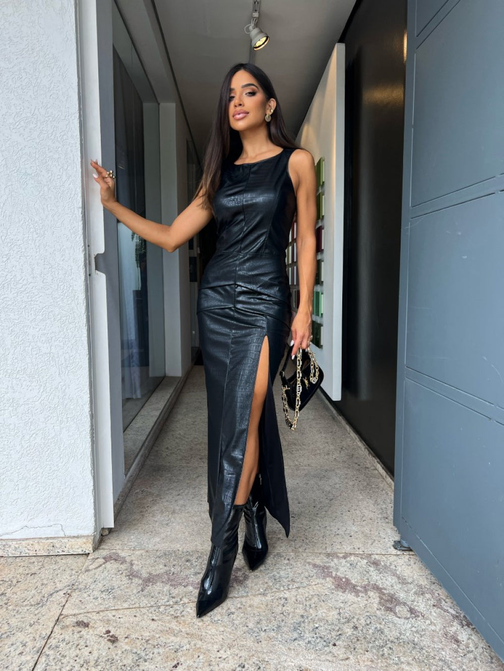 Vestido Midi Alongado em Courino Croco Preto Kylie - Pimpnella