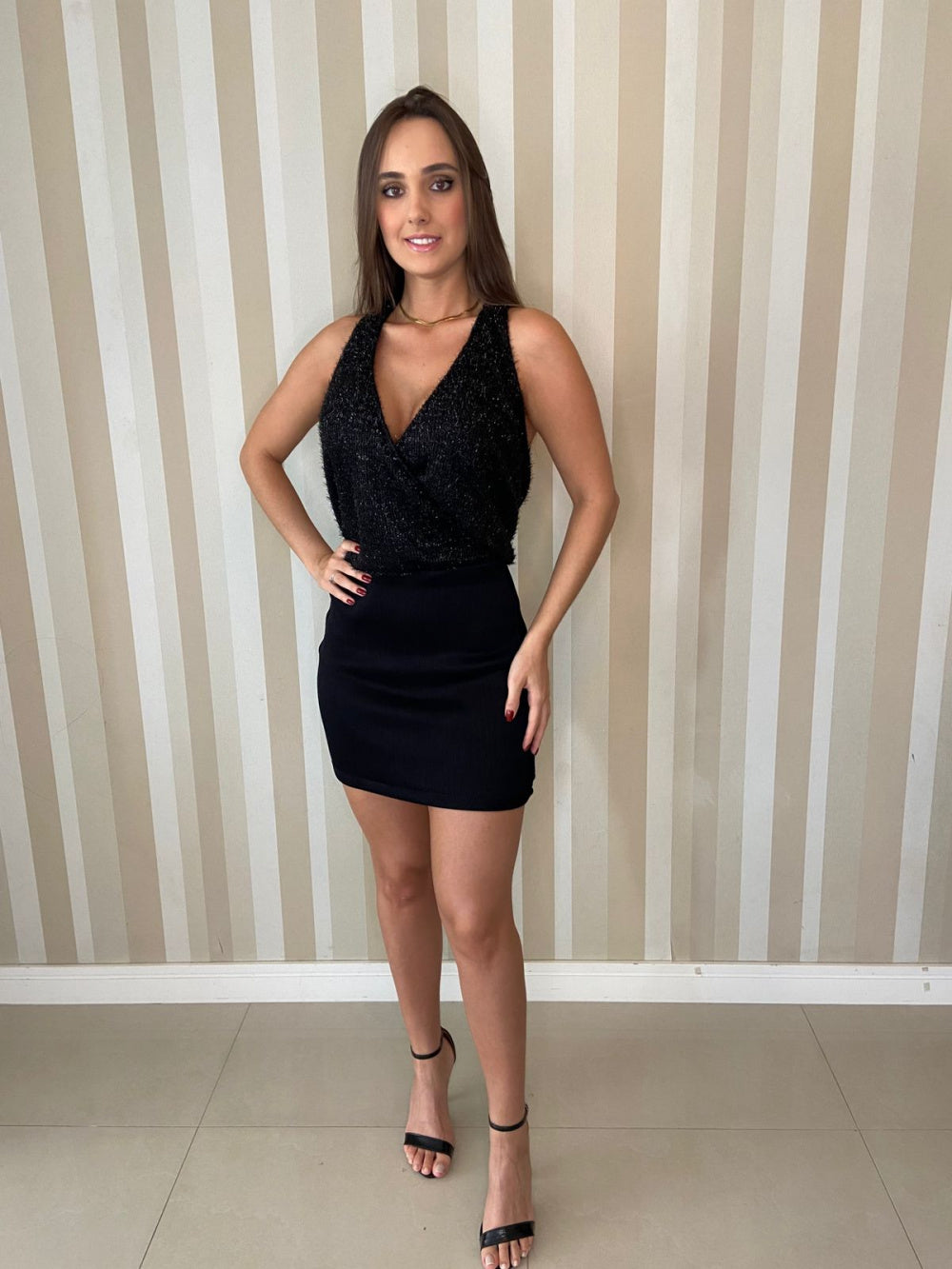 Vestido Preto Frente Única: Decote V Brilhante, Saia Mega Elastano