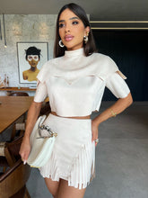 Conjunto Nomma em Suede Bege com Cropped em Camadas e Saia com Franjas