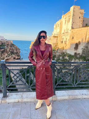 Maxi Coat Matera Vinho Croco com Cinto Dourado e Botões Frontais