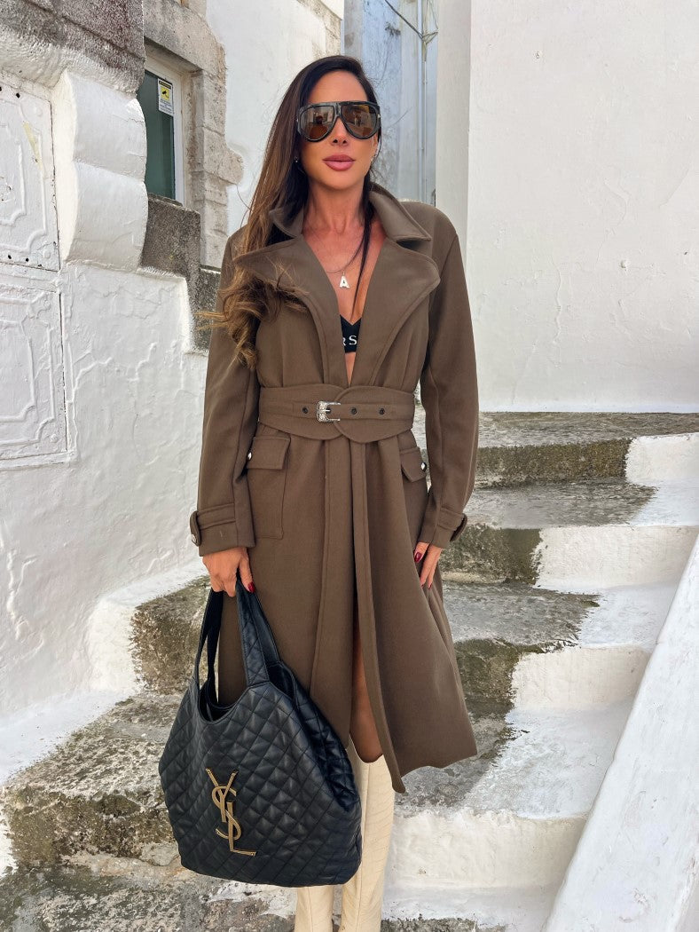 Maxi Coat Sicilia Longo em Lã Batida Marrom com Cinto e Ombreiras